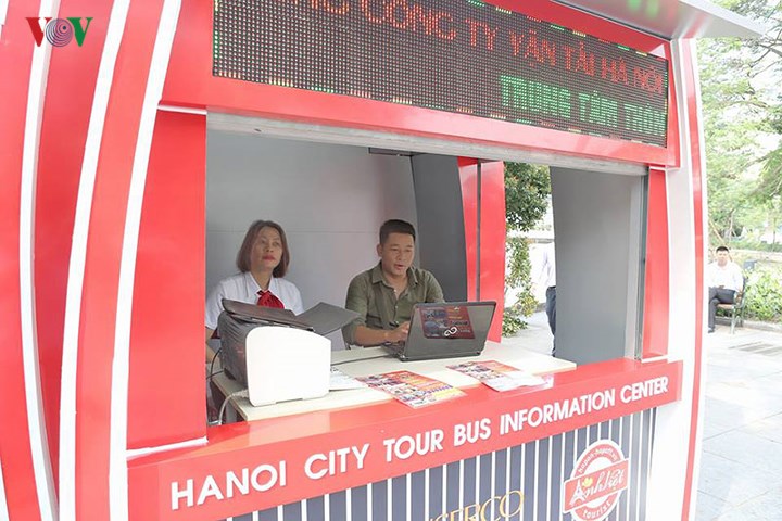 Xe buýt 2 tầng đầu tiên của Hà Nội được đưa vào sử dụng